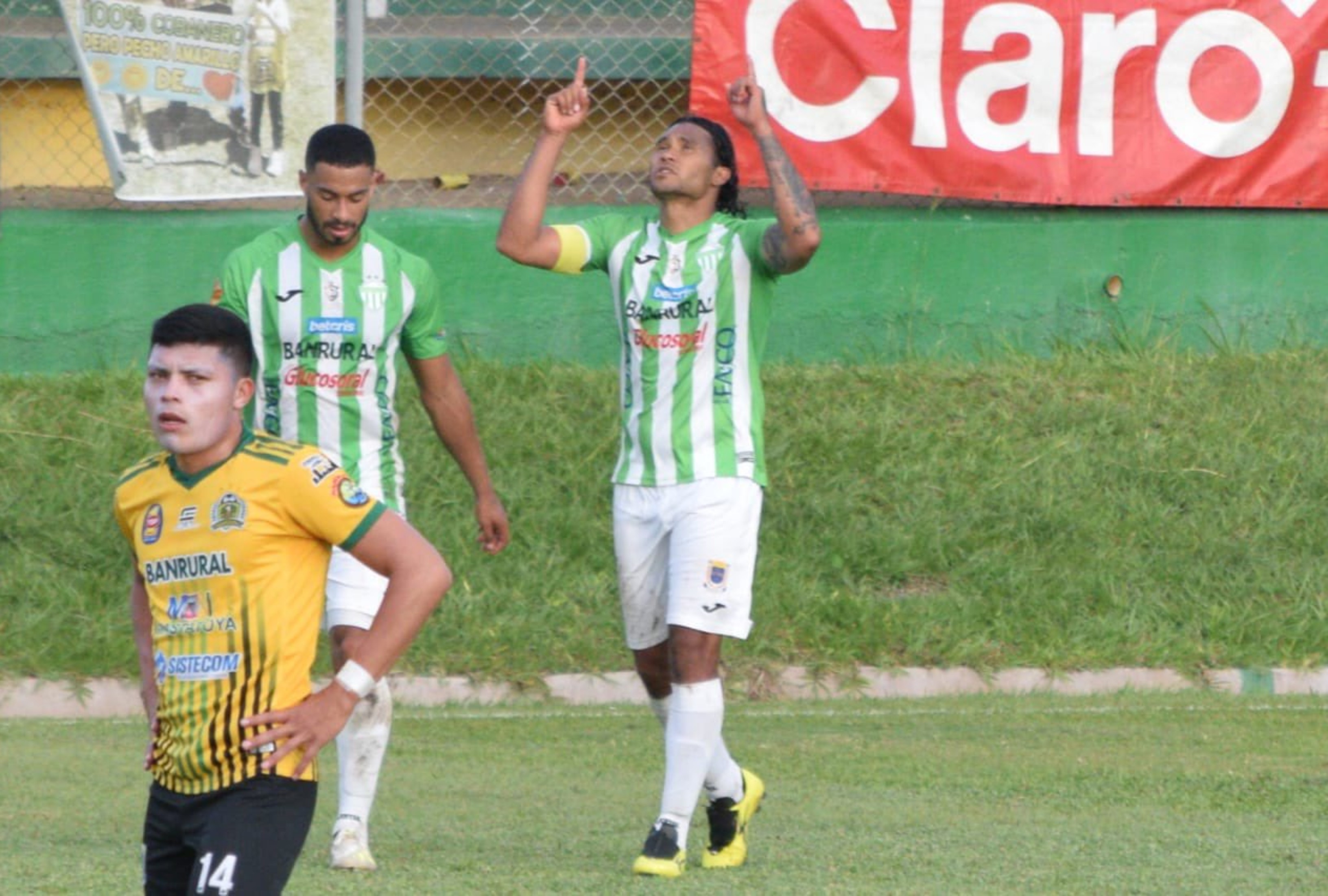 El mexicano Carlos "el Gullit" Peña, con los brazos levantados, celebra el segundo gol que le marcó a Guastatoya en el estadio David Cordón Hichos. Foto cortesía Tercer Tiempo.