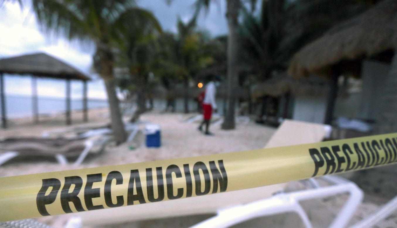 Cinta amarilla resguarda la escena del crimen tras ataque armado en un hotel en Puerto Morelos. (Foto Prensa Libre: EFE)