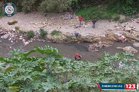 Un hombre con capacidades diferentes fue rescatado del fondo de un barranco por los Bomberos Municipales. (Foto Prensa Libre: @bomberosmuni)