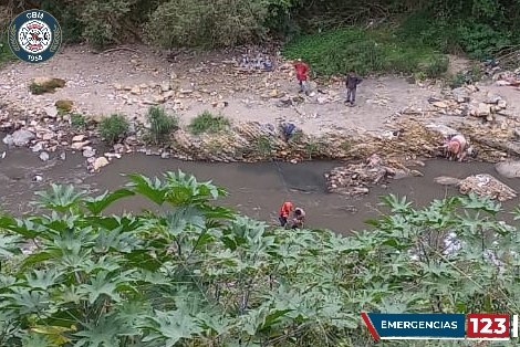Video: así rescataron los Bomberos Municipales a una persona que llevaba tres días a la orilla de un río