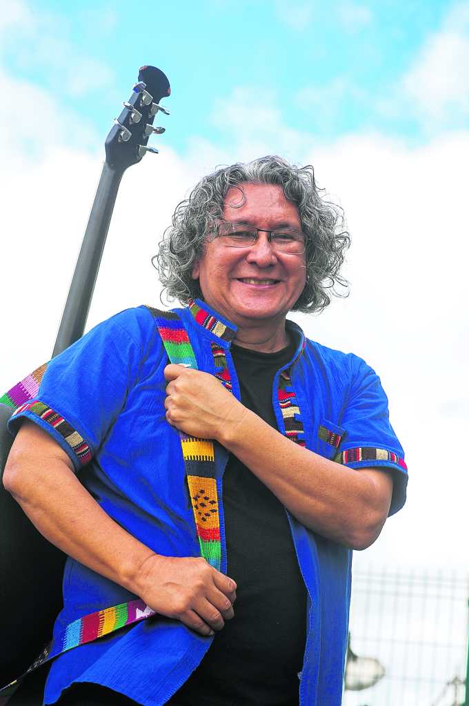 Raúl López tiene 40 años de cantar a la niñez 