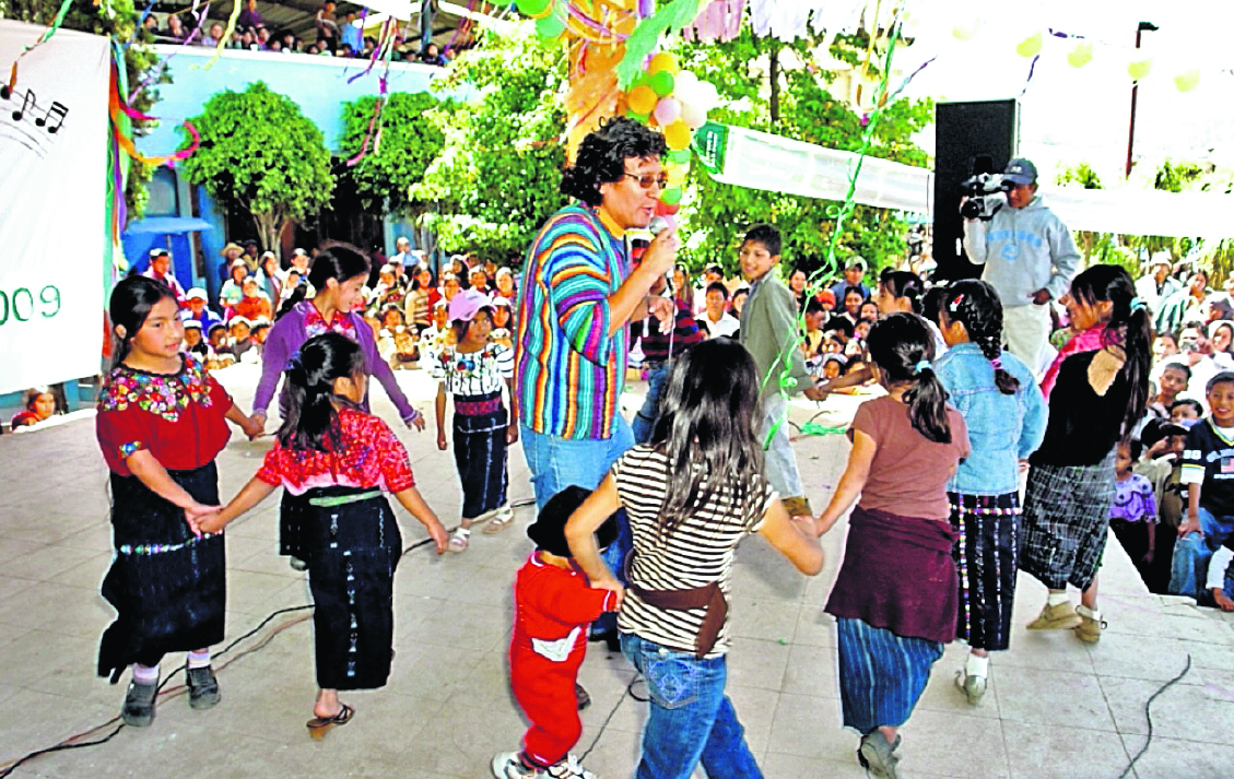 Raúl López “Colibrí”, celebra sus 40 años de cantar a la niñez con un concierto en línea