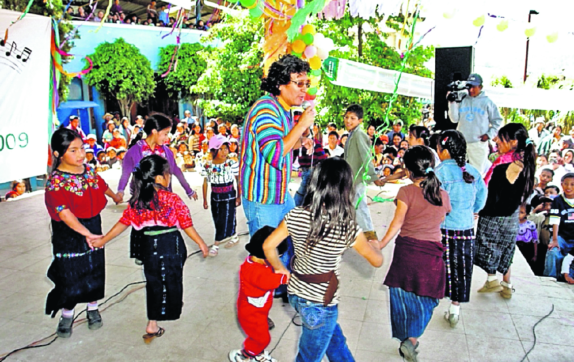 Raúl López "Colibrí", celebra sus 40 años de cantar a la niñez con un concierto en línea