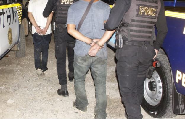 Tres primos señalados de asalto fueron capturados en Poptún, Petén. (Foto Prensa Libre: PNC)