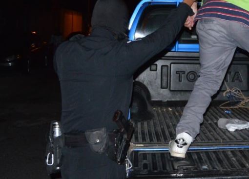 Detenidos dos supuestos pandilleros que se hacían pasar por empleados municipales. (Foto Prensa Libre: PNC) 