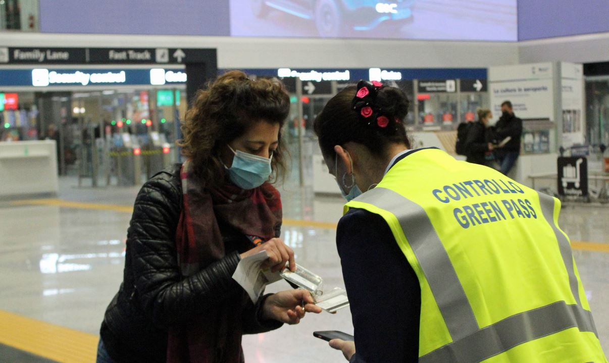 Pasajeros se someten a pruebas anti-covid-19 en el aeropuerto Leonardo da Vinci de Fiumicino por una prohibición de entrada a los pasajeros de Sudáfrica. (Foto Prensa Libre: EFE)