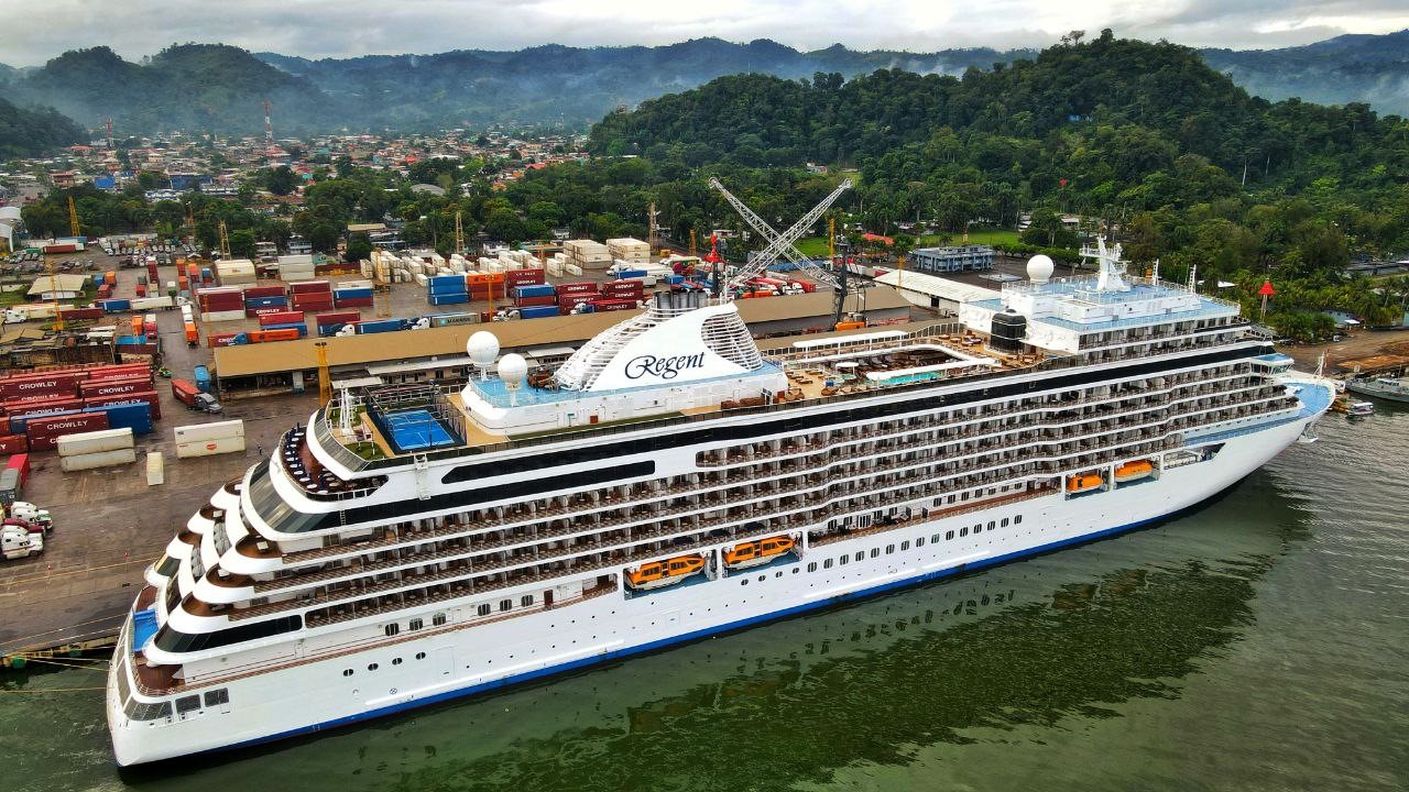 Seven Seas Explorer es el primer crucero que llega al Atlántico en Guatemala, después de más de un año y medio de suspensión de actividades de ese segmento por la pandemia. (Foto, Prensa Libre: Inguat).