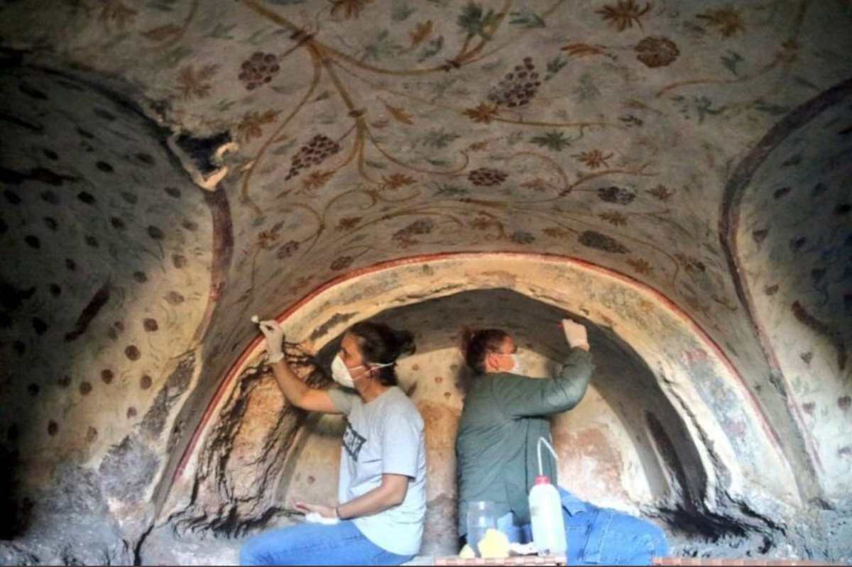 Arqueólogos turcos desentierran enorme necrópolis en una montaña y descubren tesoros y obras de arte