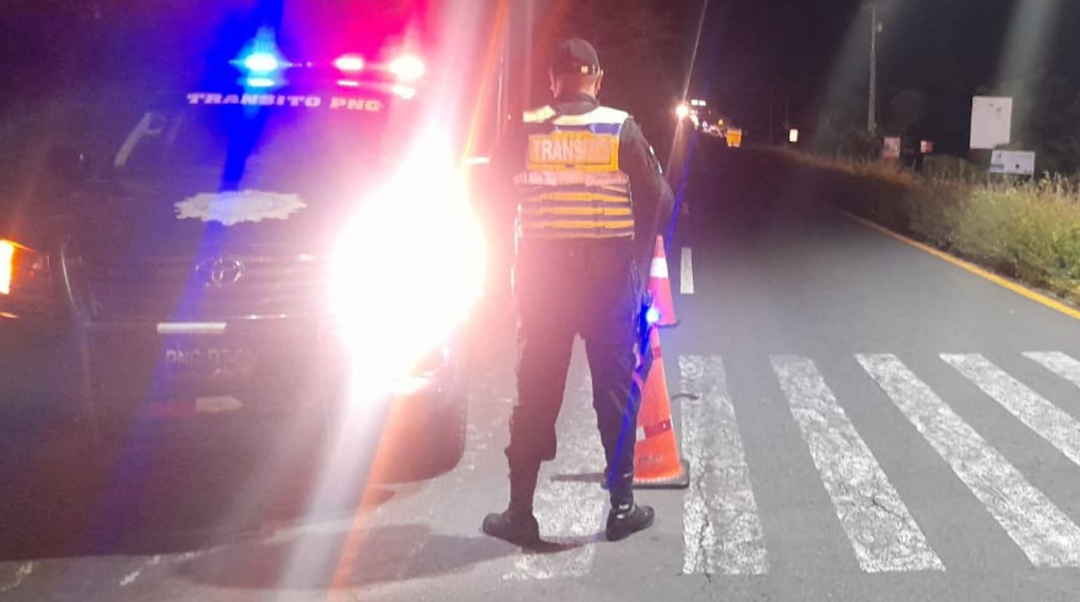 Agentes del Departamento de Tránsito de la PNC efectúan operativos en varias rutas del país. (Foto Prensa Libre: @DTransitoPNC)
