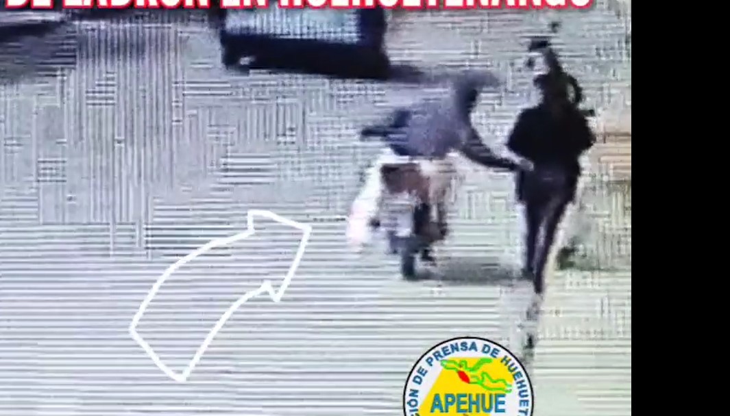Video: cámaras captan a hombre en moto que asalta a mujeres solitarias