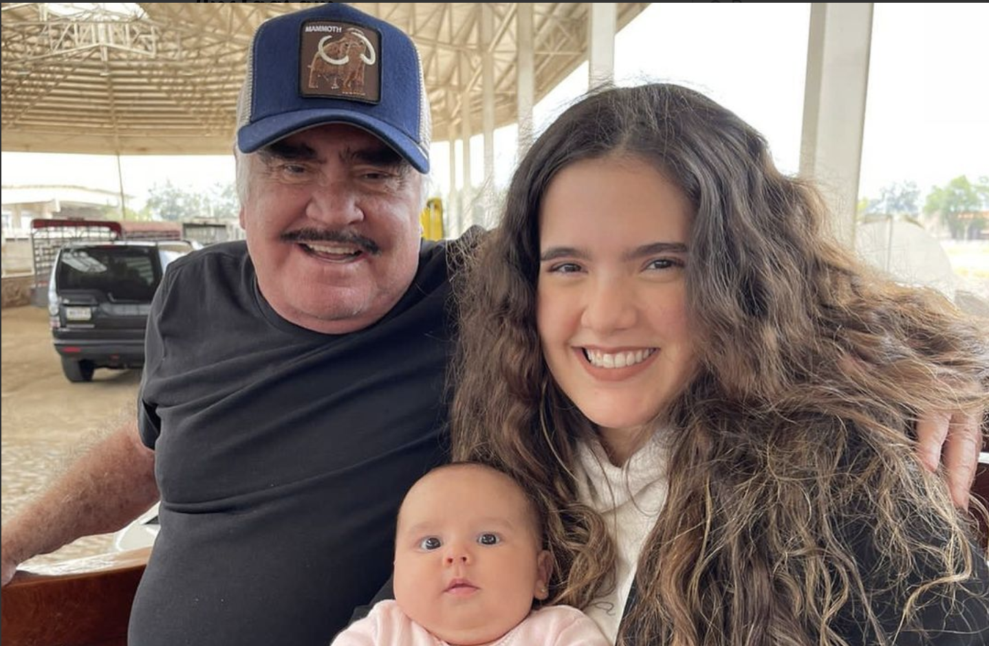 Antes de su accidente, Vicente Fernández pudo pasar tiempo con su nieta Camila y su bisnieta  Cayetana. (Foto Prensa Libre: @camifdzoficial/Instagram)