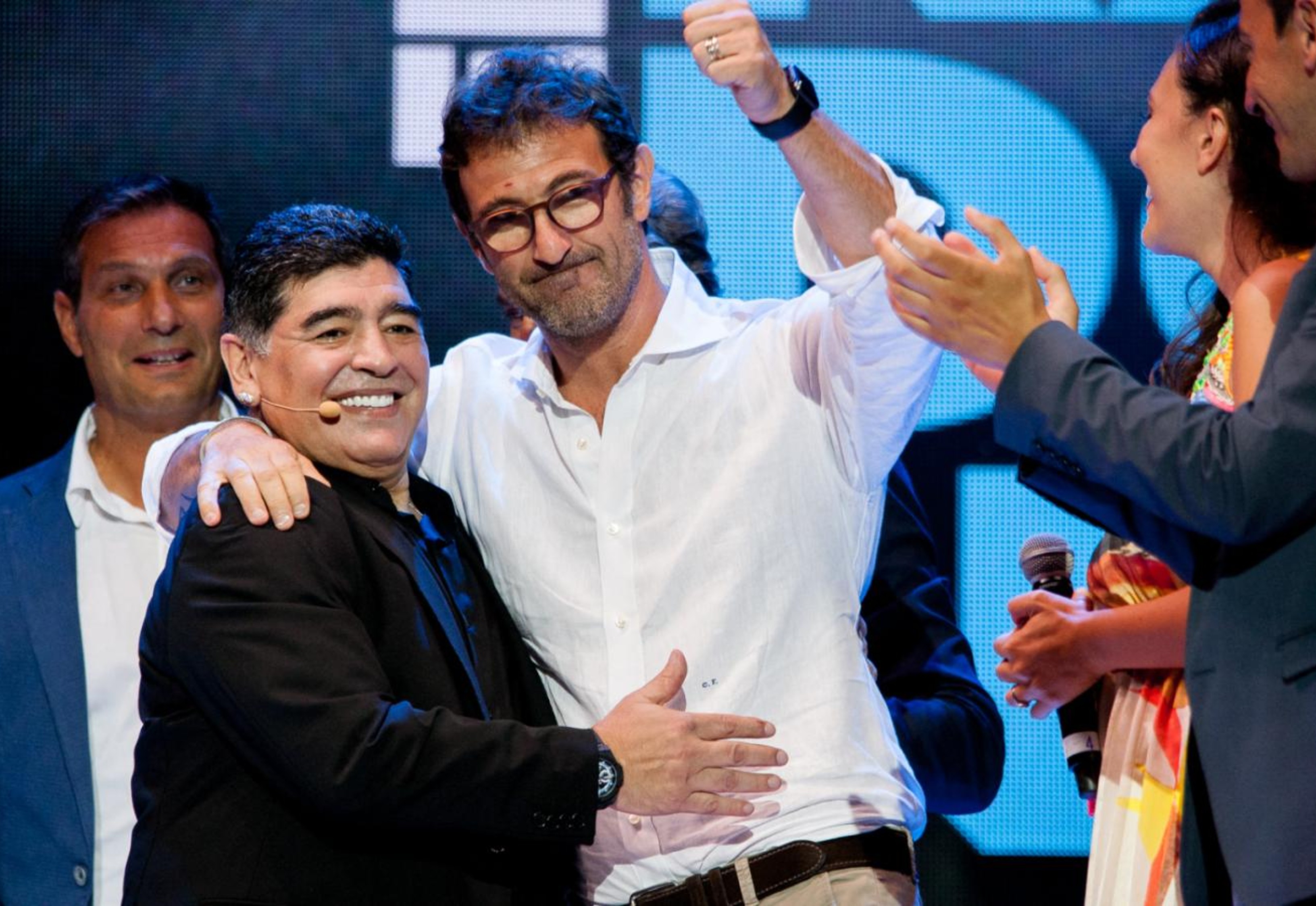 Diego Maradona junto con Ciro Ferrara durante un homenaje en vida. Maradona y Ferrara lo ganaron todo en el Nápoli. Este 24 de noviembre le dedicó un emotivo mensaje. Foto Prensa Libre: AFP.