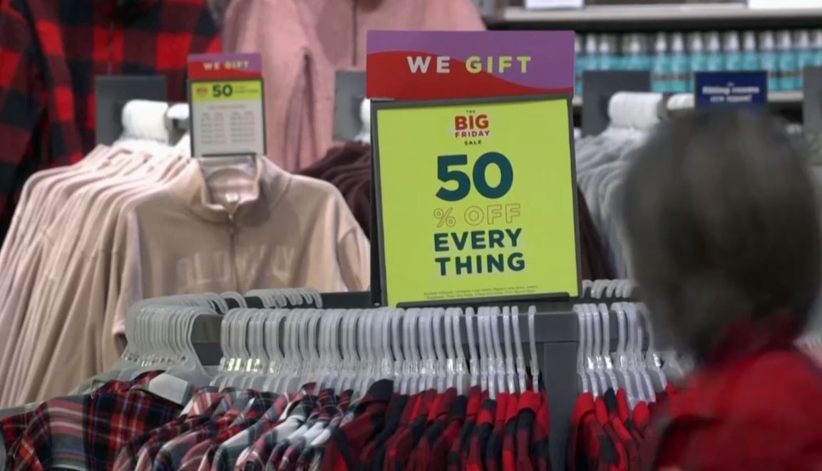 Tiendas en EE. UU. ofrecen grandes rebajas previo al Black Friday. (Foto Prensa Libre: VOA)
