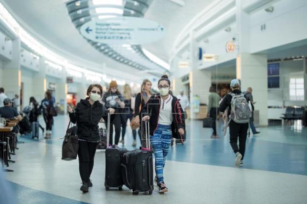 Varios países europeos han cancelado vuelos procedentes de Sudáfrica por la nueva variante del coronavirus. (Foto Prensa Libre: EFE)