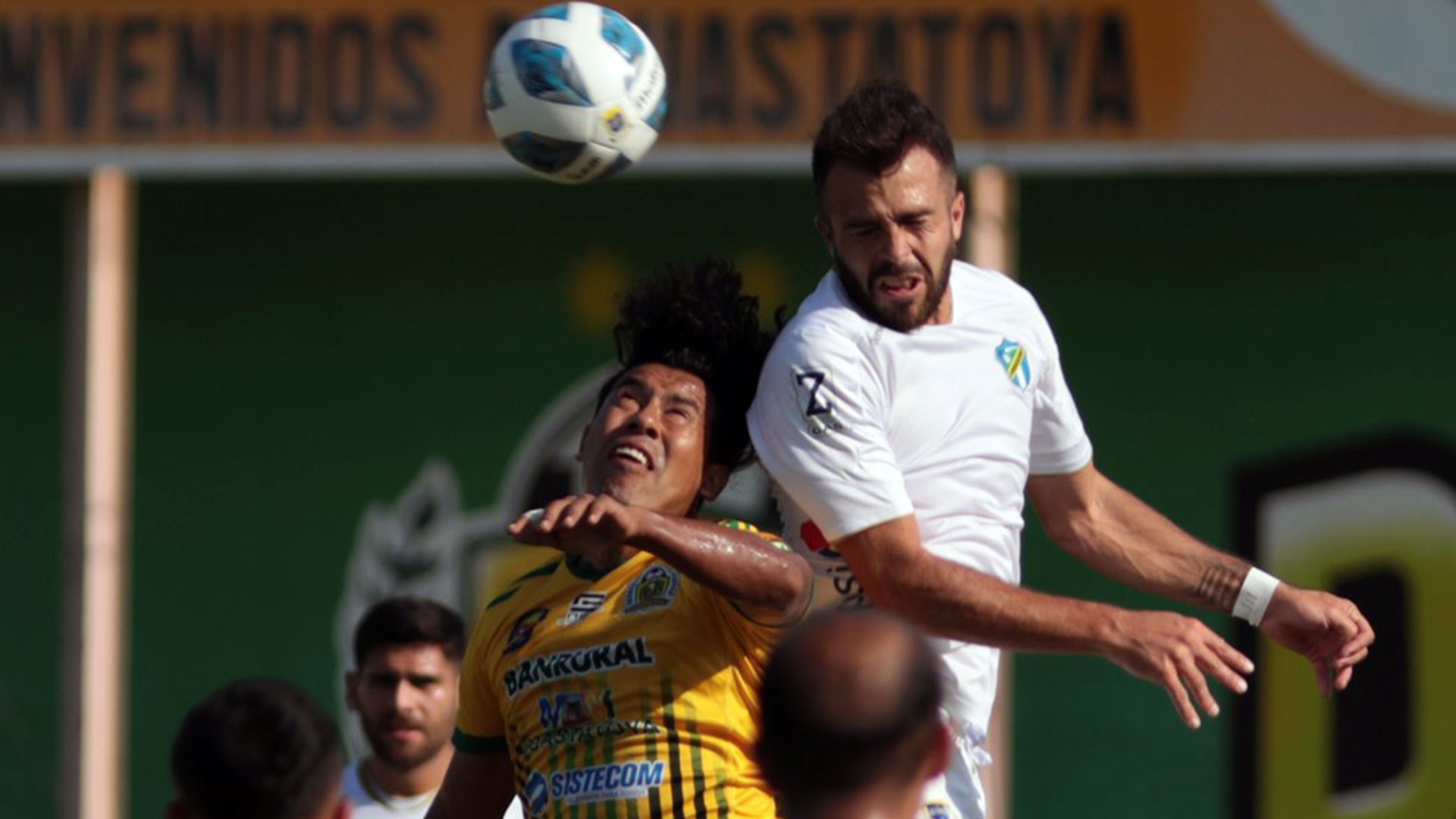 El jugador de Guastatoya, Fredy Orellana (i) disputa el balón con el jugador de Comunicaciones Rodrigo Saravia (d). (Foto Prensa Libre: Comunicaciones Facebook)