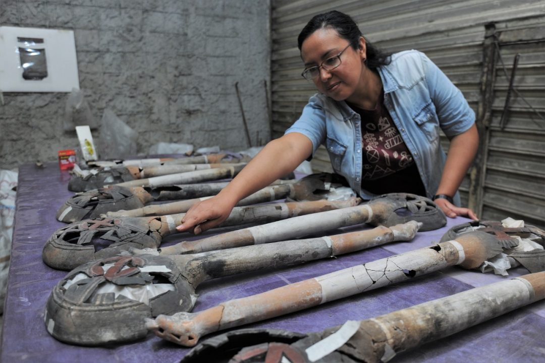 Una arqueólogo expone parte de lo encontrado. (Foto Prensa Libre: INAH)