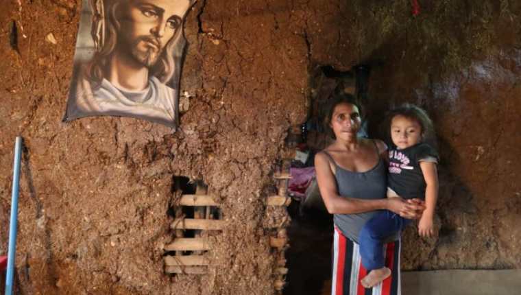 María Gutiérrez Galicia, de la aldea Palo Blanco, ha sido afectada por los daños que los sismos han ocasionado en Conguaco. (Foto Prensa Libre: María René Gaytán)  