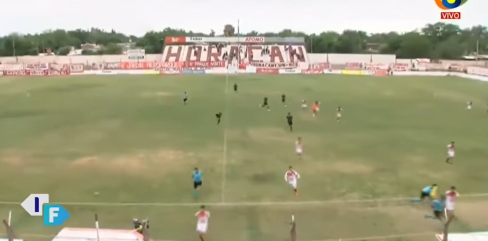 Durante un juego de fútbol de la Tercera División de Argentina hieren de bala a un técnico de un de los equipos. (Foto Prensa Libre: Captura de video) 