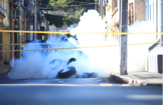 La PNC detona de forma controlada granada en la zona 2 de la capital. (Foto Prensa Libre: Carlos Hernández) 