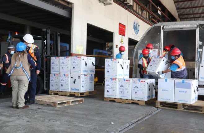Llega a Guatemala lote de dosis de Pfizer este jueves 18 de noviembre. (Foto Prensa Libre: María René Gaitán) 