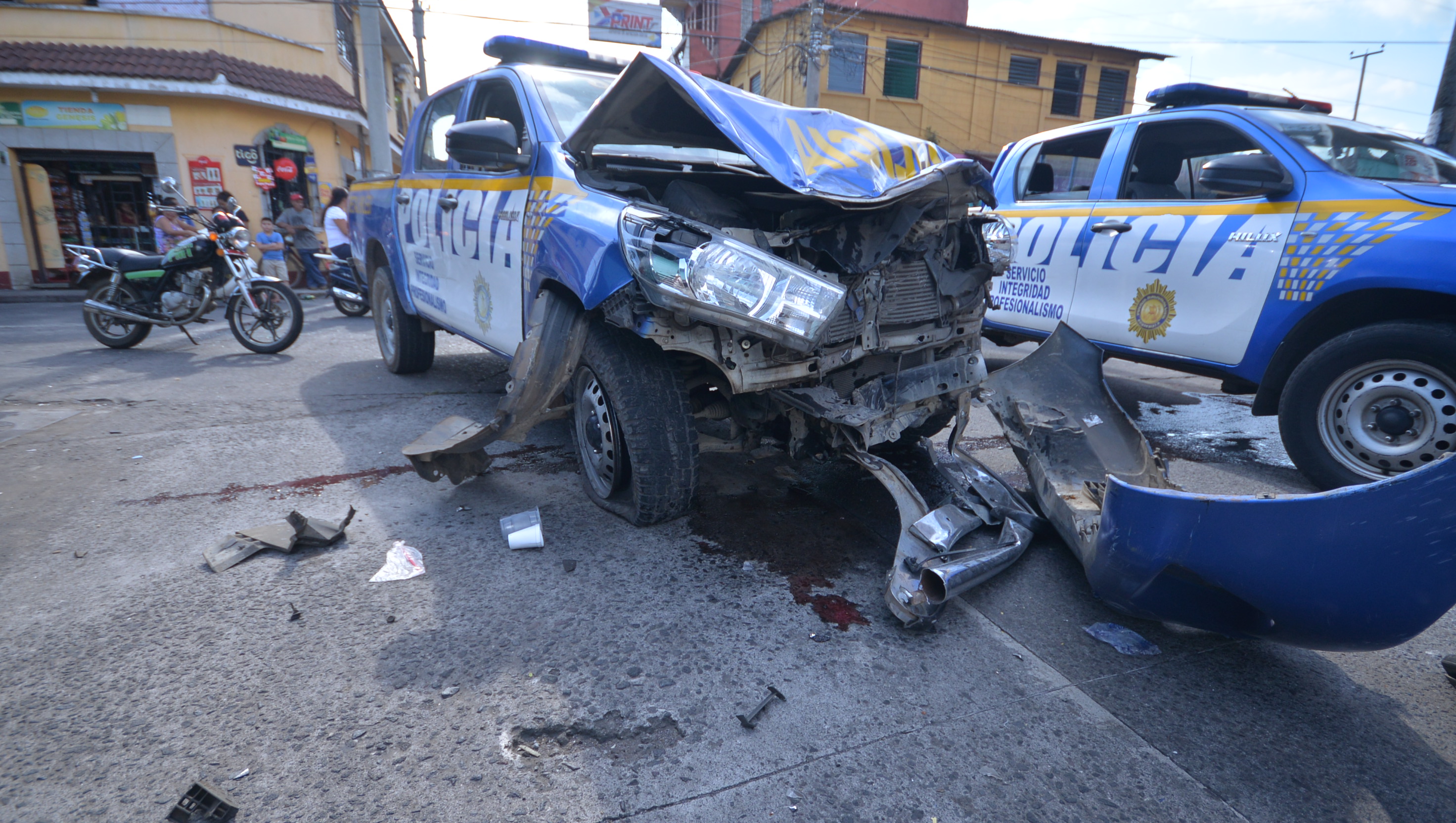 El autopatrulla quedó con serios daños tras el impacto. (Foto Prensa Libre: Victoria Ruiz)