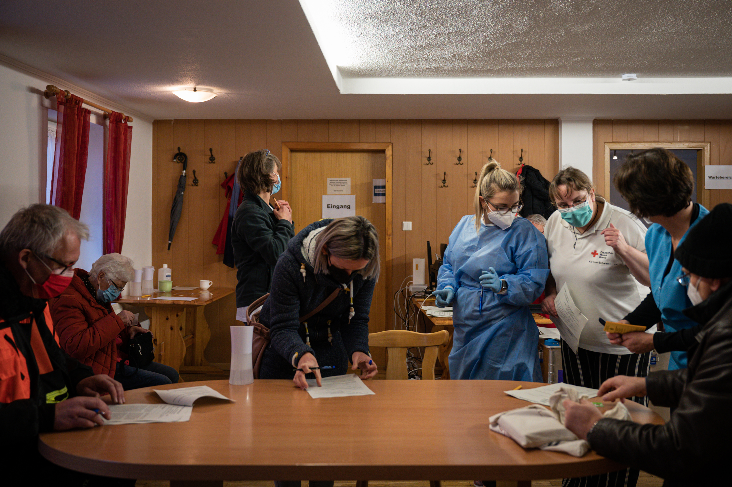 Un centro de vacunación cerca de Annaberg-Buchholz, Alemania, en la región de las Montañas Ore, donde la tasa de vacunación es la más baja del país, el 15 de noviembre de 2021. En focos de Europa, la resistencia a las vacunas se ha convertido en la larga cola de los movimientos nacionalistas populistas. que sacudió la política europea durante una década. (Foto Prensa Libre: Lena Mucha / The New York Times)
