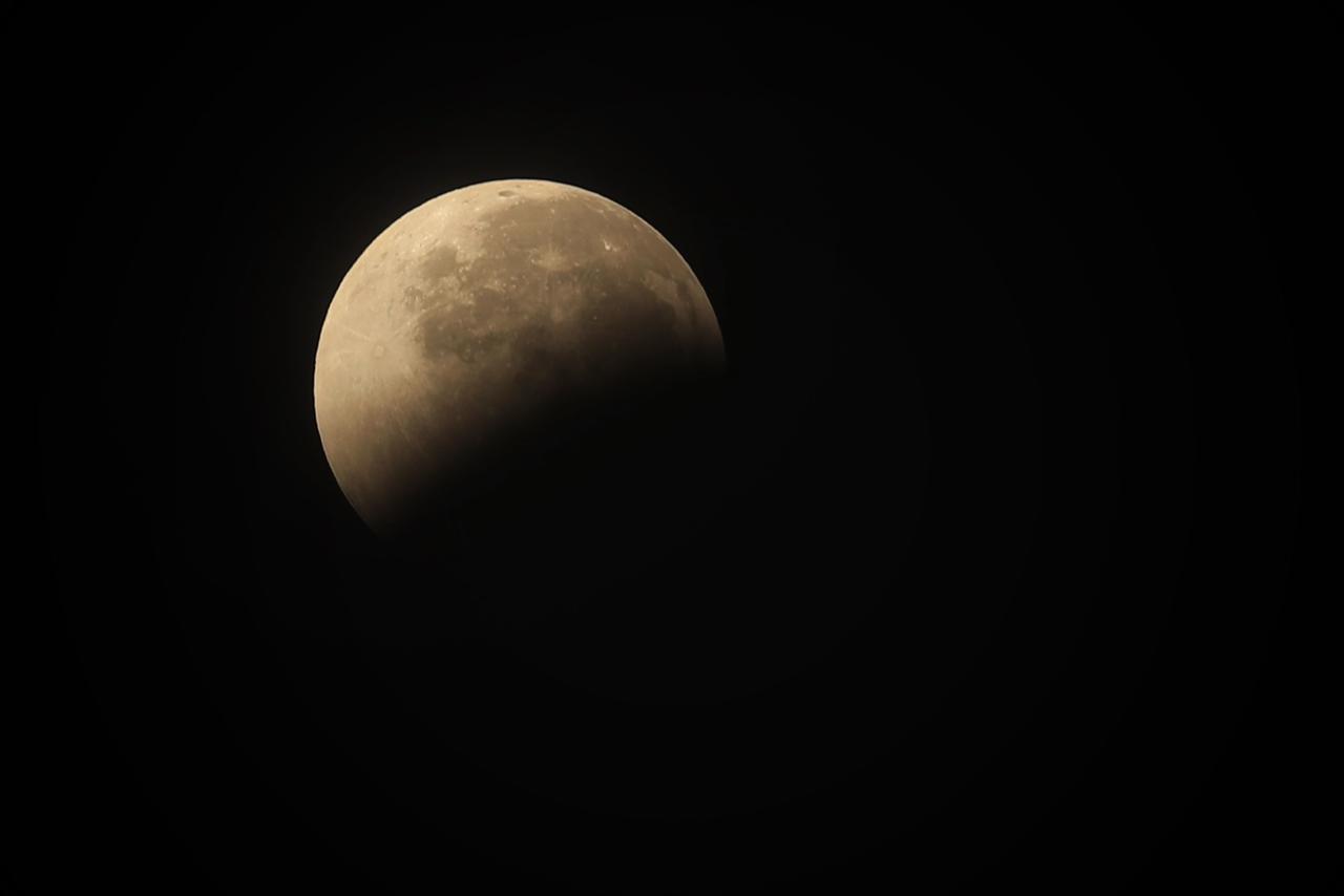 Eclipse parcial de Luna en Guatemala el 19 de noviembre de 2021. (Foto Prensa Libre: Elmer Vargas)