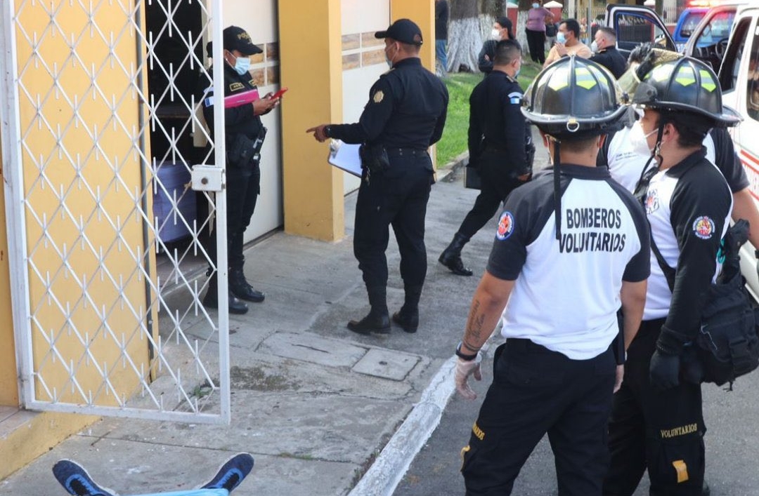Matan a balazos a dos hombres que se presume hacían reparaciones en una casa de la colonia Lourdes, zona 16