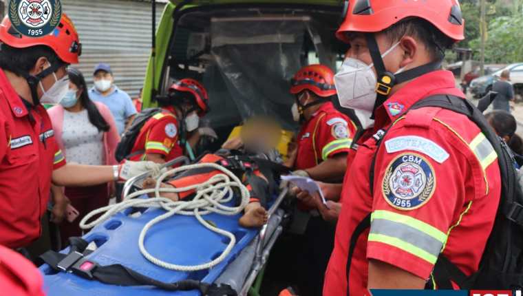 Bomberos Municipales trasladan al Hospital San Juan de Dios a un niño con fracturas en las piernas quien cayó en un barranco en la zona 7 capitalina. (Foto: Bomberos Municipales) 