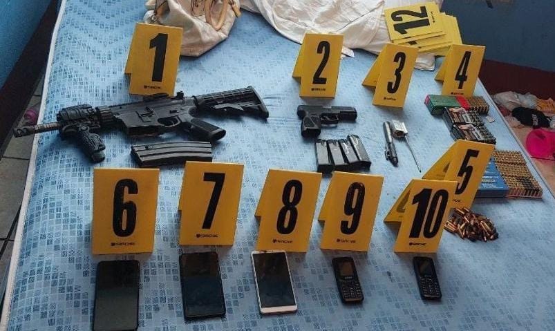 Armas y municiones incautadas en Villa Nueva. (Foto: PNC)