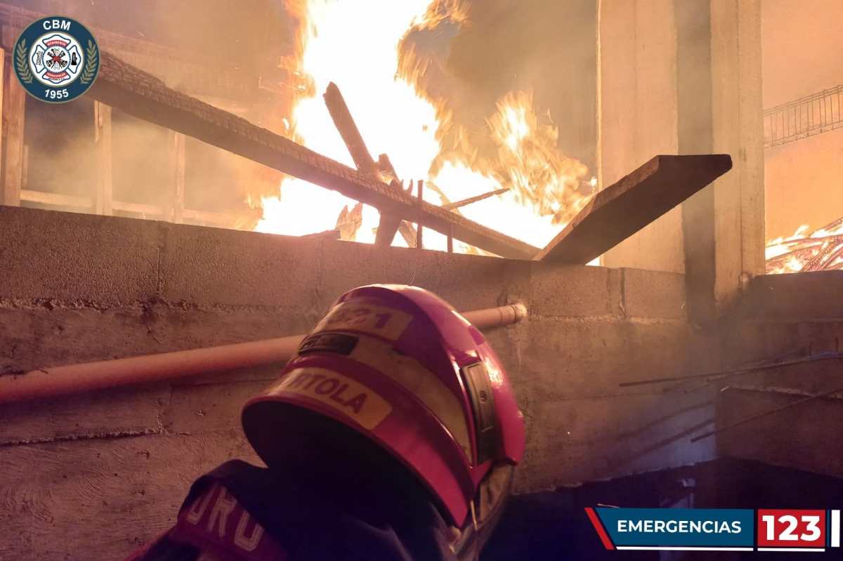 Reportan voraz incendio en un edificio de la zona 10 capitalina