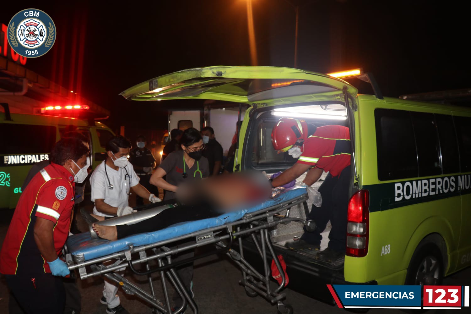 Socorristas trasladan a uno de los heridos en ataque armado. (Foto: Bomberos Municipales)