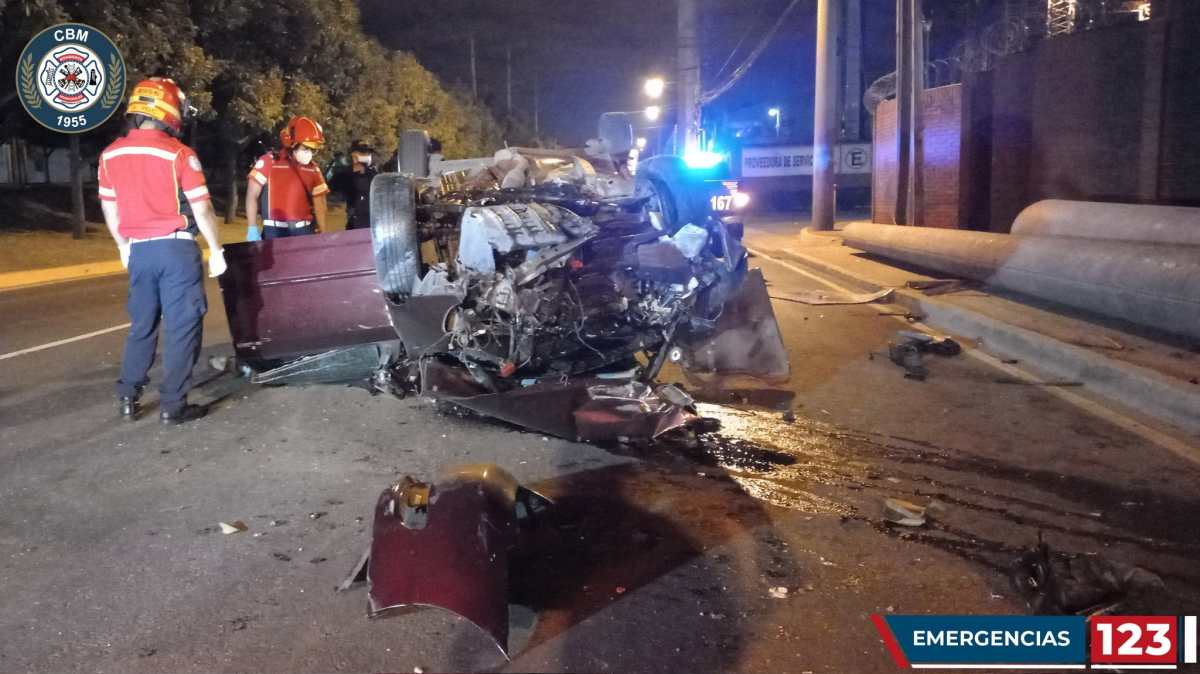 Video: hombre muere al destrozar y volcar su automóvil sobre la calzada Atanasio Tzul