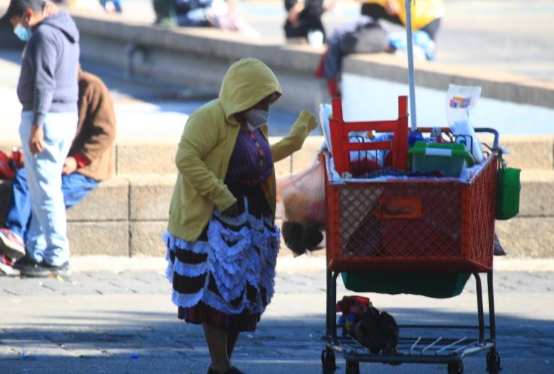 Personas salen abrigadas a la calle por las bajas temperaturas en Guatemala. (Foto Prensa Libre: Carlos Hernández)