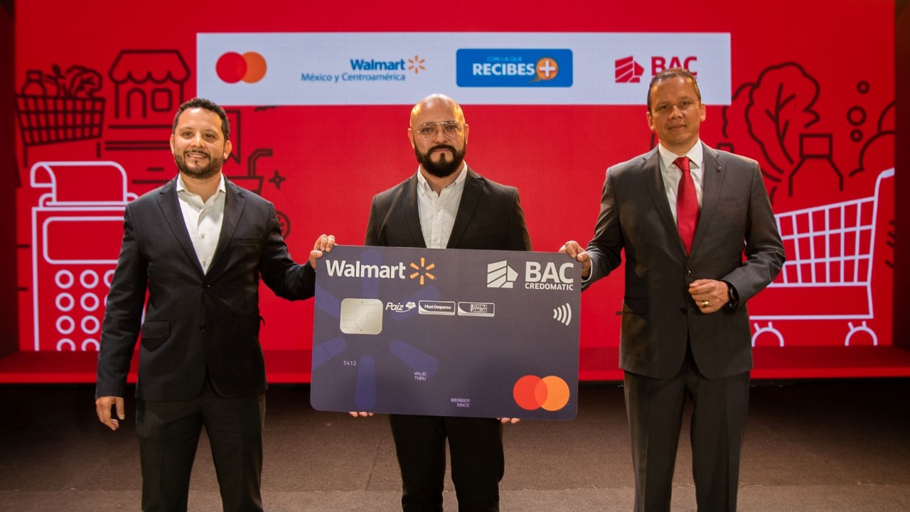 Ejecutivos de Bac Credomatic y  Walmart presentaron la nueva tarjeta de crédito. Foto Prensa Libre: Cortesía.