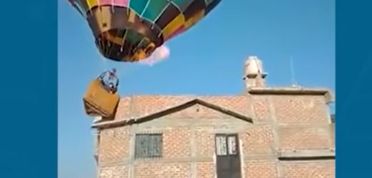 Momento en que un globo aerostático choca contra una casa en México. (Foto Prensa Libre: Tomada de video de El Universal)