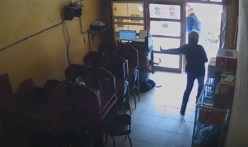 Momento del asalto a un negocio en Fray Bartolomé de Las Casas. (Foto Prensa Libre: Captura de video) 

