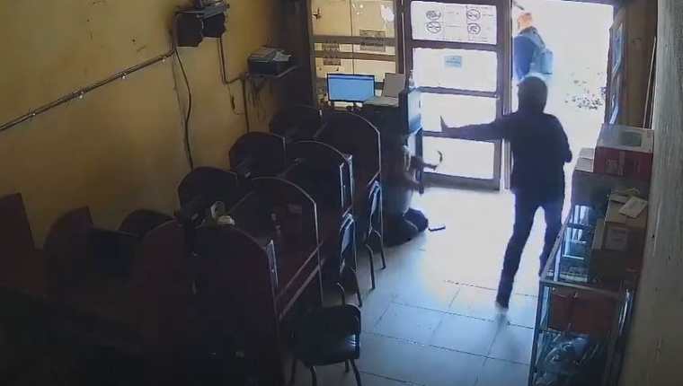 Momento del asalto a un negocio en Fray Bartolomé de Las Casas. (Foto Prensa Libre: Captura de video) 

