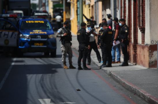Persona es liberada y granada localizada en la 7 avenida y 3a calle de la zona 2 de la capital. (Foto Prensa Libre: Carlos Hernández)