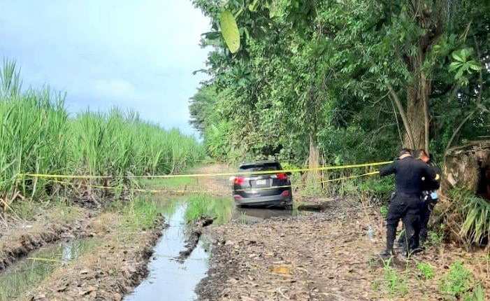 La camioneta en la que se conducían las victimas fue localizada en unos cañales en la ruta de Taxisco a La Avellana. (Foto Prensa Libre: Hemeroteca PL)

