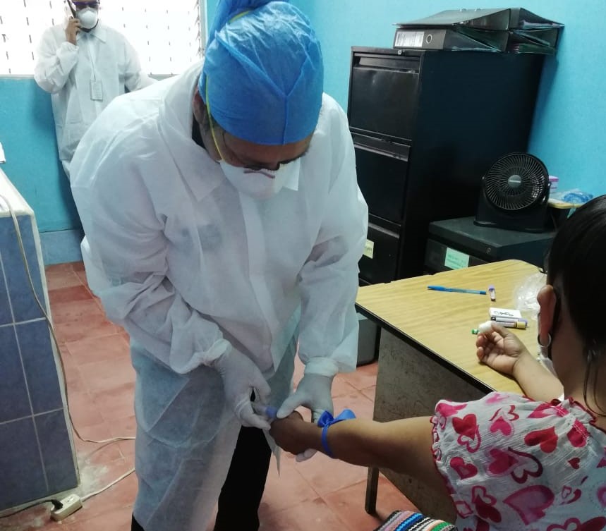 Persona con VIH a quien un colaborador de Apevihs toma muestra de sangre para dar seguimiento a su condición, en un centro de salud de Tecún Umán, San Marcos. (Foto Prensa Libre, cortesía de Apevihs)