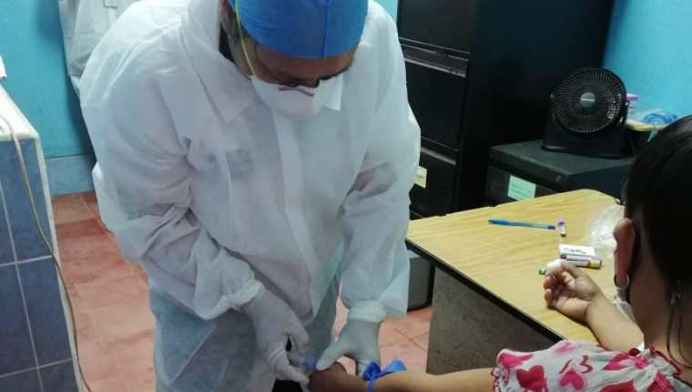 Persona con VIH a quien un colaborador de Apevihs toma muestra de sangre para dar seguimiento a su condición, en un centro de salud de Tecún Umán, San Marcos. (Foto Prensa Libre, cortesía de Apevihs)