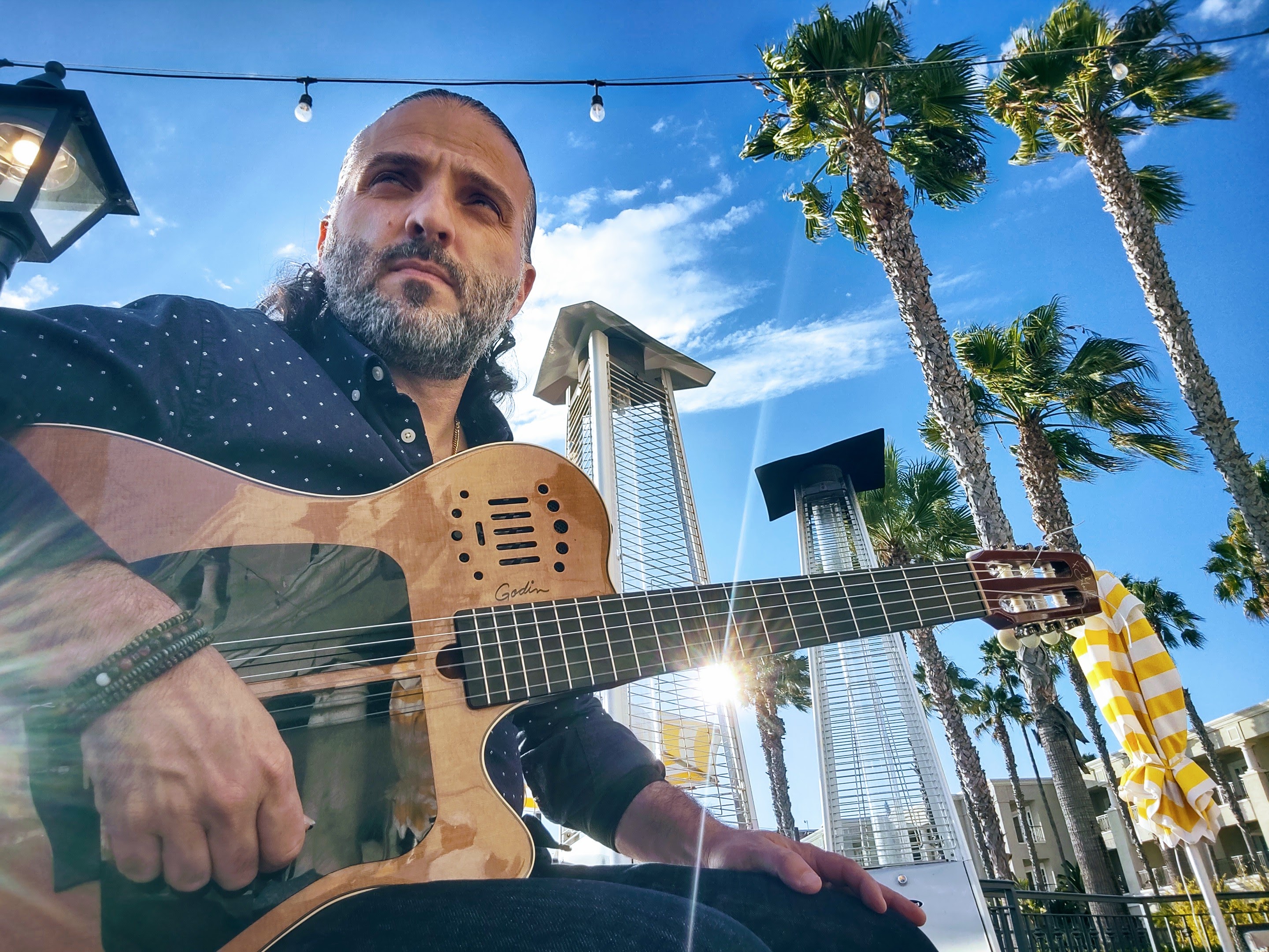 El guitarrista guatemalteco Alfredo Cáceres es un destacado artista a nivel internacional.  Actualmente tiene más de una década de residir en Los Ángeles, California.  (Foto Prensa Libre: cortesía Alfredo Cáceres)