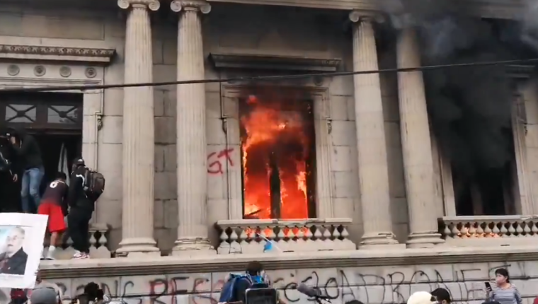 Supuestos estudiantes ingresaron al Legislativo y lo incendiaron el 21 de noviembre 2020. (Foto Prensa Libre: Hemeroteca PL)