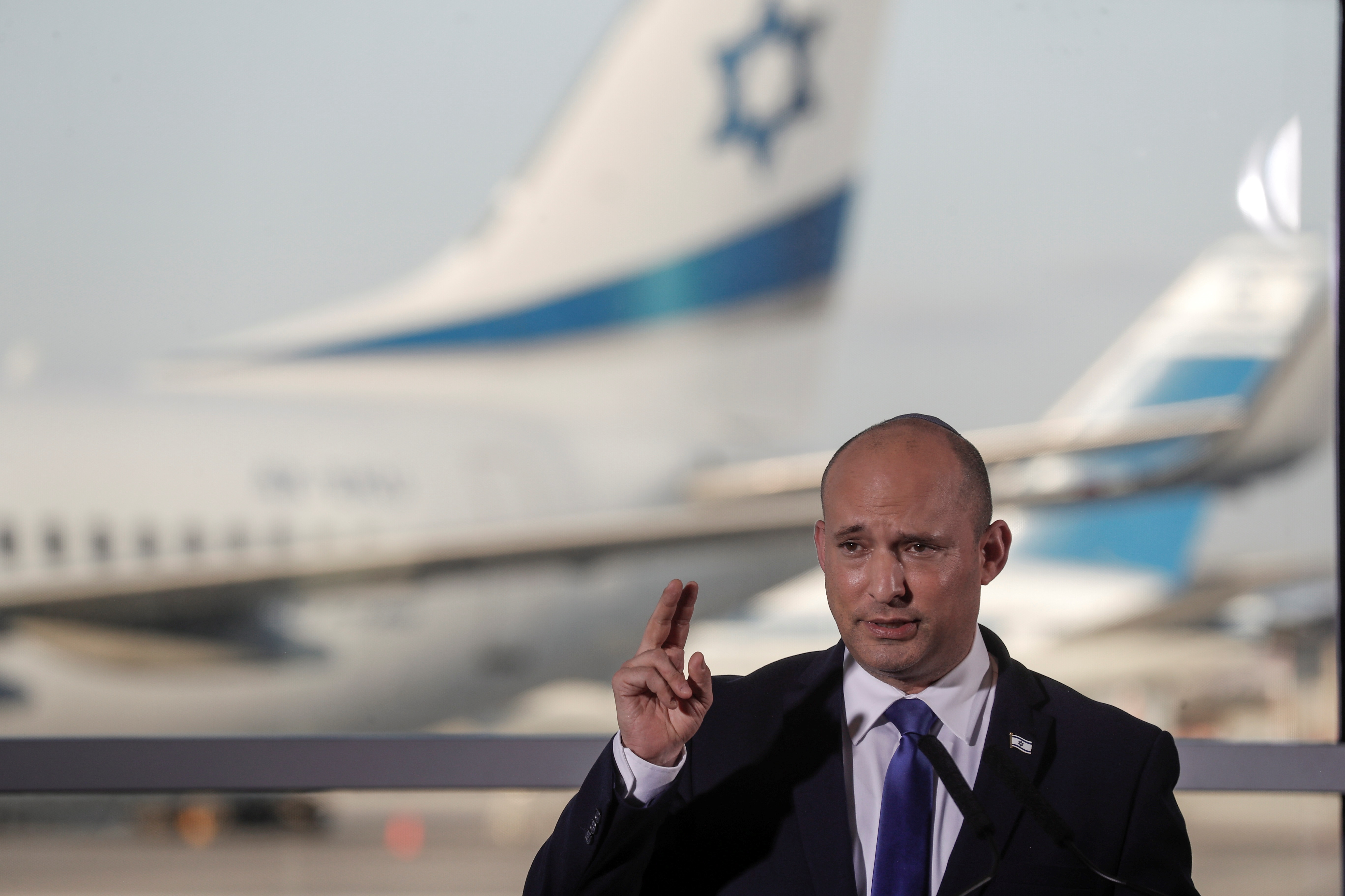 El primer ministro israelí, Naftali Bennett, animó a las familias a vacunarse contra el coronavirus en un momento crítico de la pandemia. (Foto Prensa Libre: EFE)