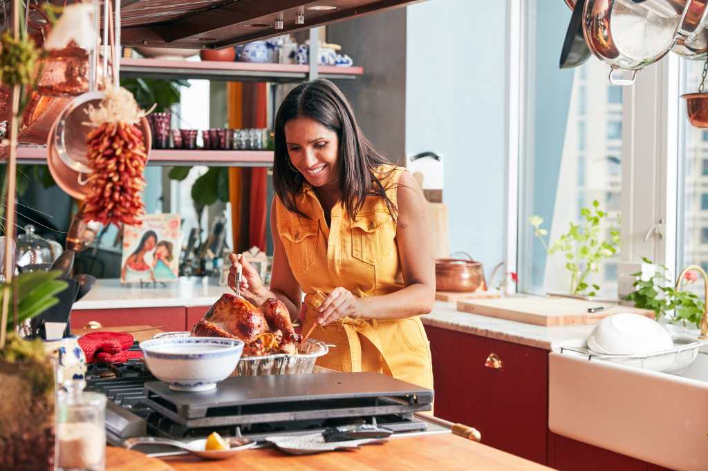 La receta de Padma Lakshmi para el pavo del Día de Acción de Gracias: cocción lenta y una salsa de sabor intenso