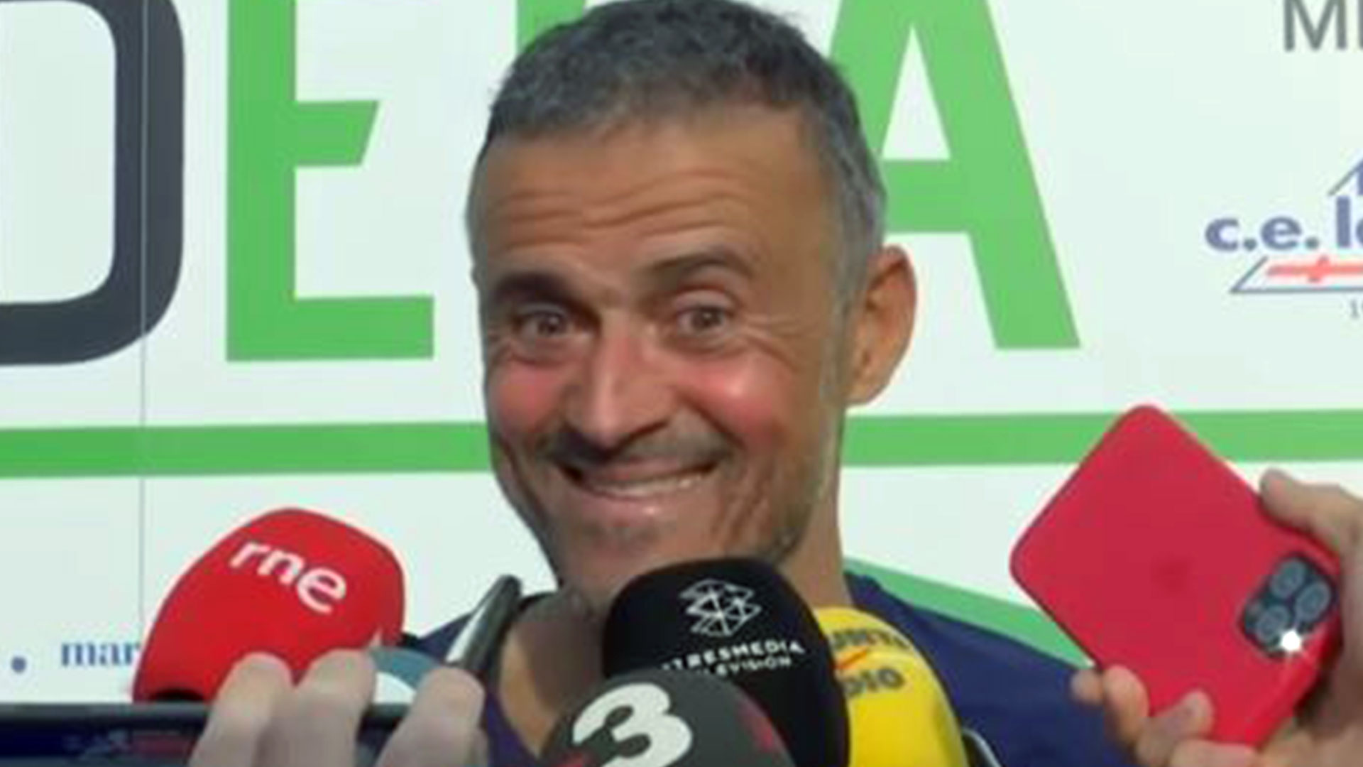 El técnico de España Luis Enrique Martínez pone gestos al momento de ser cuestionado por el deseo de Cristiano Ronaldo de contar con él. (Foto Prensa Libre: Youtube Diario AS)