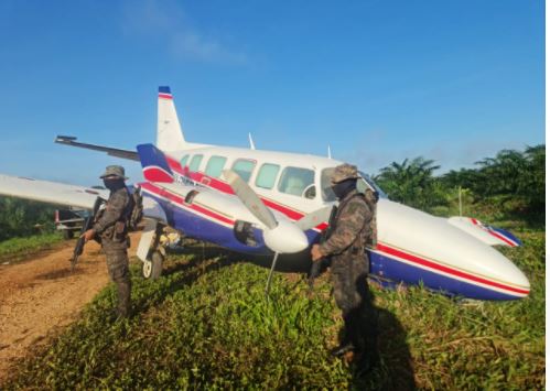 Soldados resguardan aeronave localizada con posibles ilícitos en Sayaxché, Petén. (Foto Prensa Libre: Ejército de Guatemala)