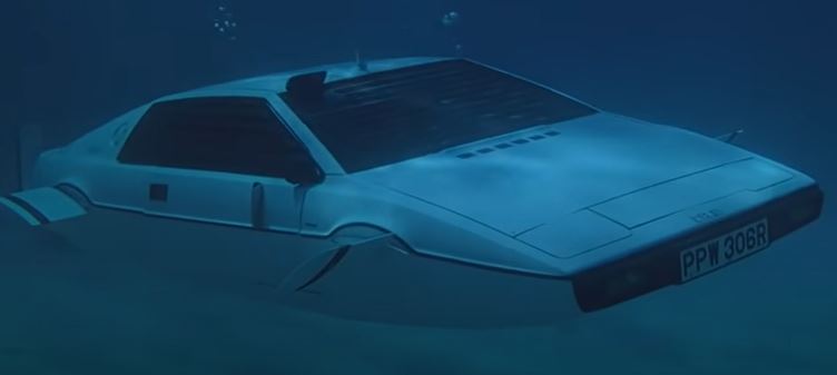 El Lotus Espirit S de 1976 fue comprado dentro de un lote de desechos de un garaje abandonado. (Foto Prensa Libre: Tomada del video de Movieclips)