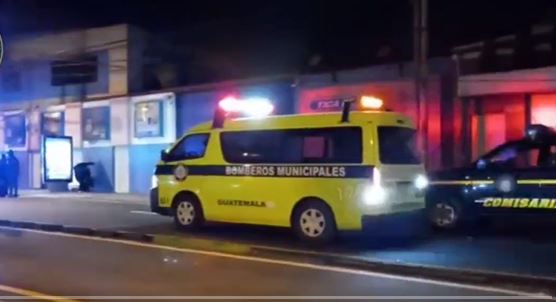 Una mujer murió baleada en la calzada Aguilar Batres y 18 calle zona 12 de la capital. (Foto Prensa Libre: Bomberos Municipales)